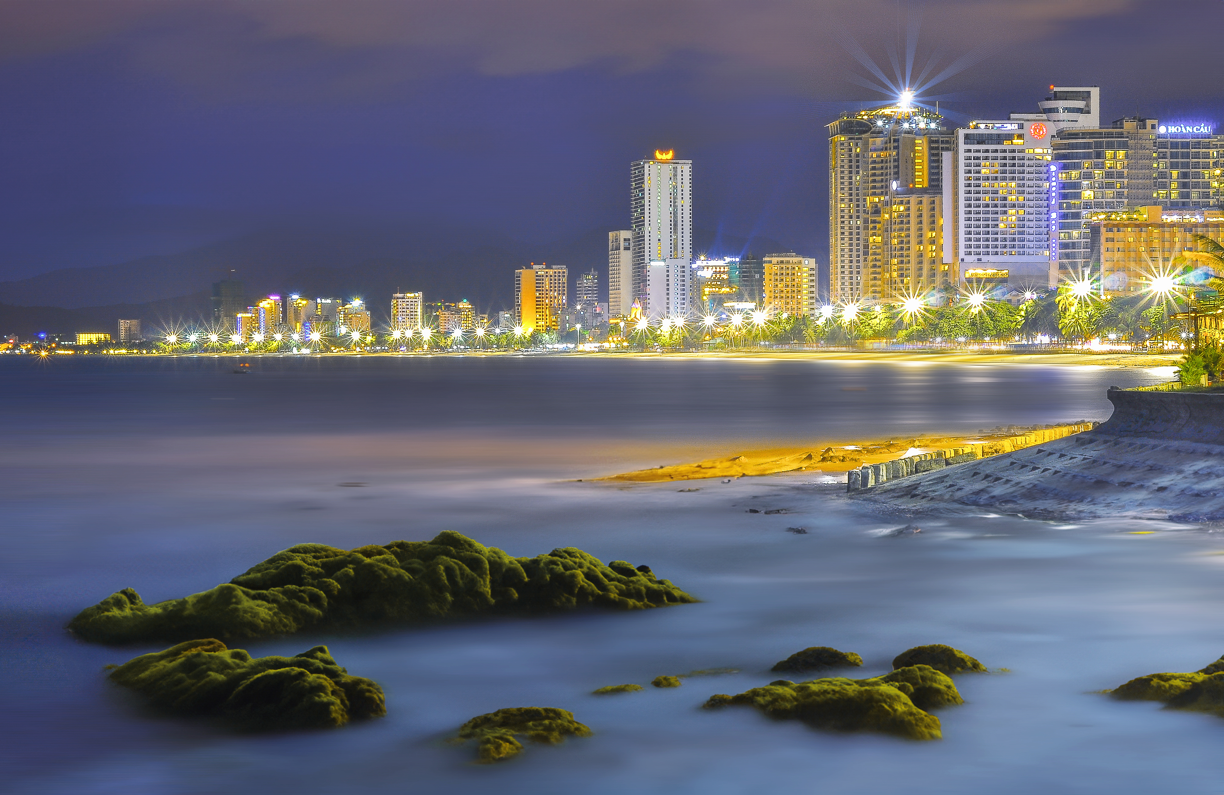 Vẻ đẹp huyền ảo của phố biển về đêm